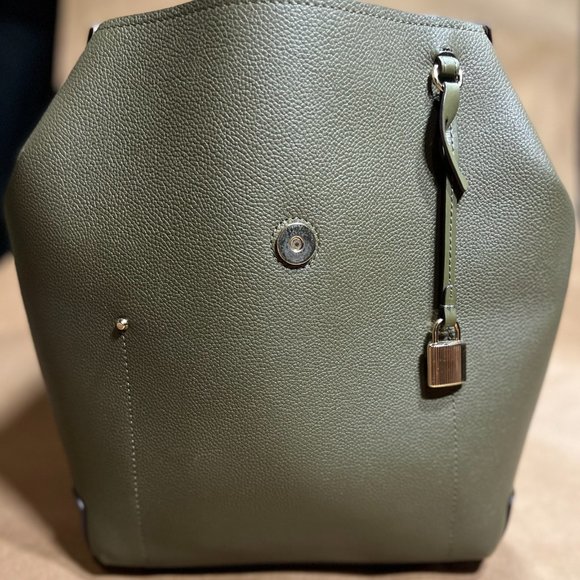 Michael Kors Hayes Backpack and matching wallet- LIKE NEW - Picture 8 of 16